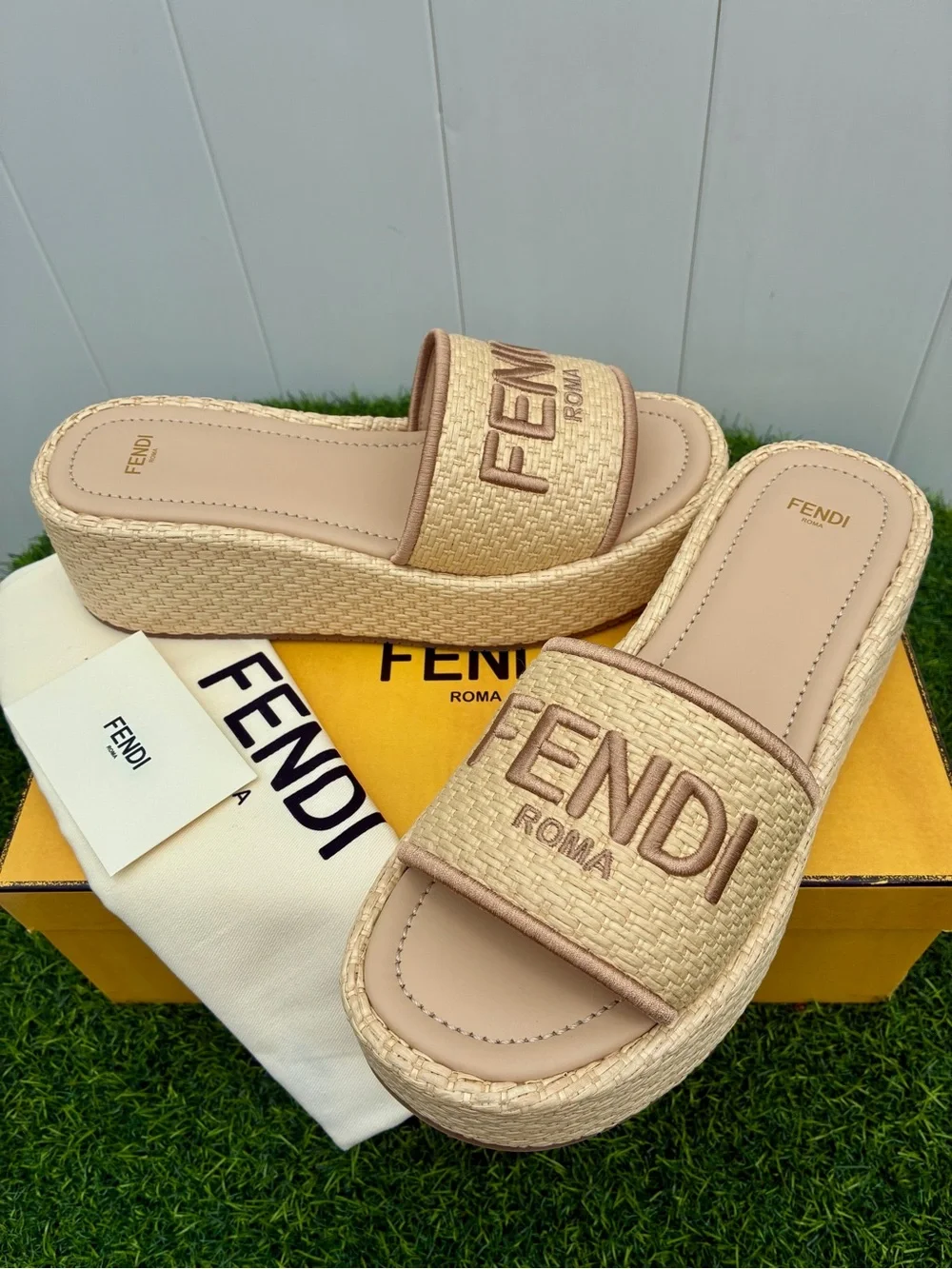 FENDI SUNSHINE NATURAL RAFFIA PLATFORM SLIDE SANDALS EMBROIDERED LOGO SZ 40 NEW